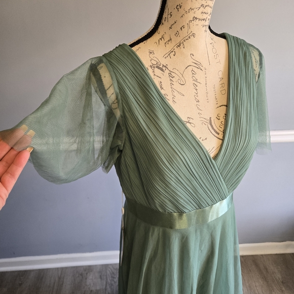 Elegant Green Evening Gown - Picture 2 of 8